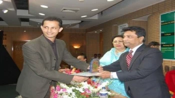 Receiving Crest from the former FBCCI President Annisul Huq on November 22, 2008